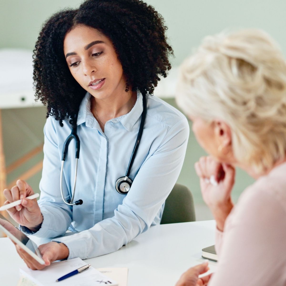 A doctor talking to her patient about wound care solutions